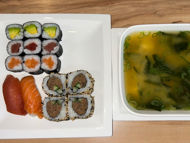 Menü 2:  Classic Box, Miso oder Miso Cocos Suppe + Getränk 0,33l nach Wahl
