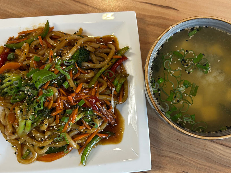 Menü 4: Gebratene Nudeln/Reis mit Wokgemüse, Miso oder Miso Cocos Suppe + Getränk 0,33l nach Wahl